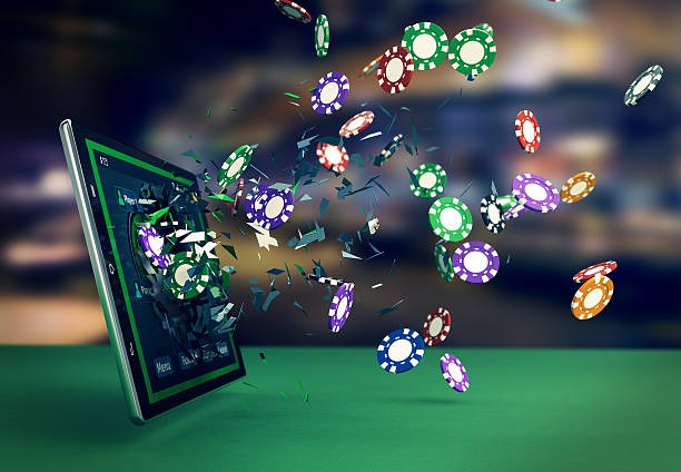 Domino tiles displayed on ligajuara table with player hands and dealer position visible